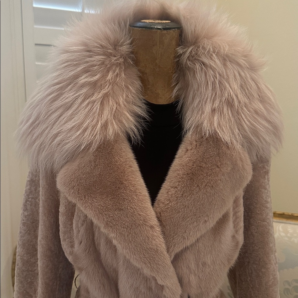 Rare blush saga superior fur coat. Fox fur collar. Size S/M. NWT.